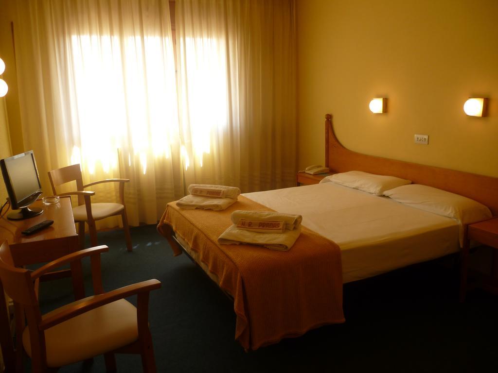 Hotel Pradas Хака Экстерьер фото