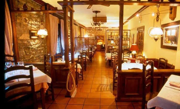 Hotel Pradas Хака Экстерьер фото