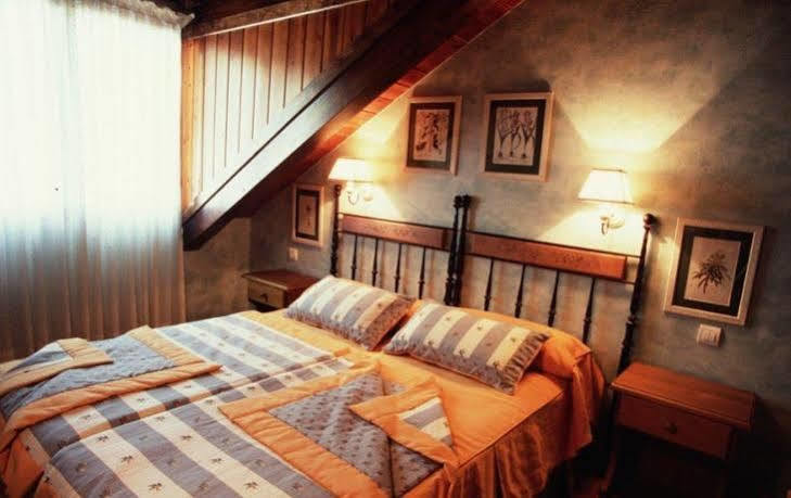 Hotel Pradas Хака Экстерьер фото
