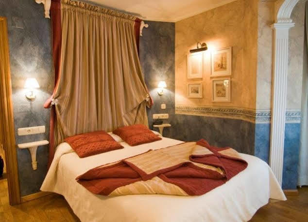 Hotel Pradas Хака Экстерьер фото