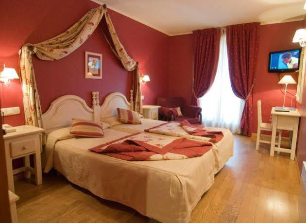 Hotel Pradas Хака Экстерьер фото